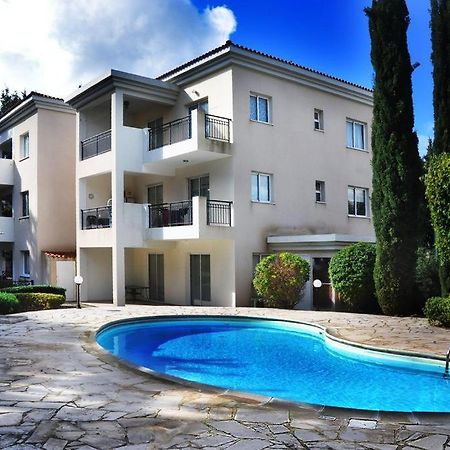 Poolside 2 Bedroom Apt, Paphos Riviera, Universal Area Eksteriør billede
