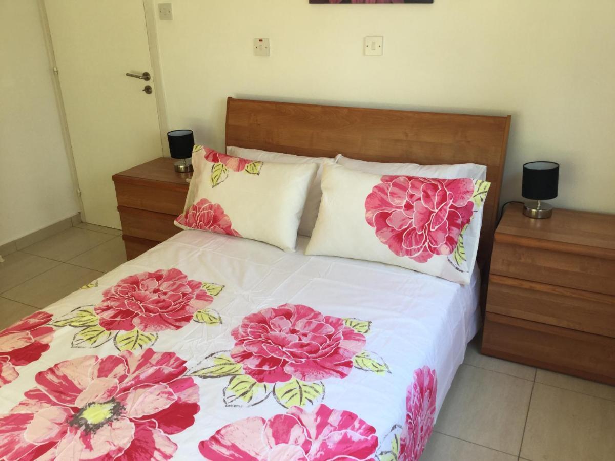 Poolside 2 Bedroom Apt, Paphos Riviera, Universal Area Eksteriør billede