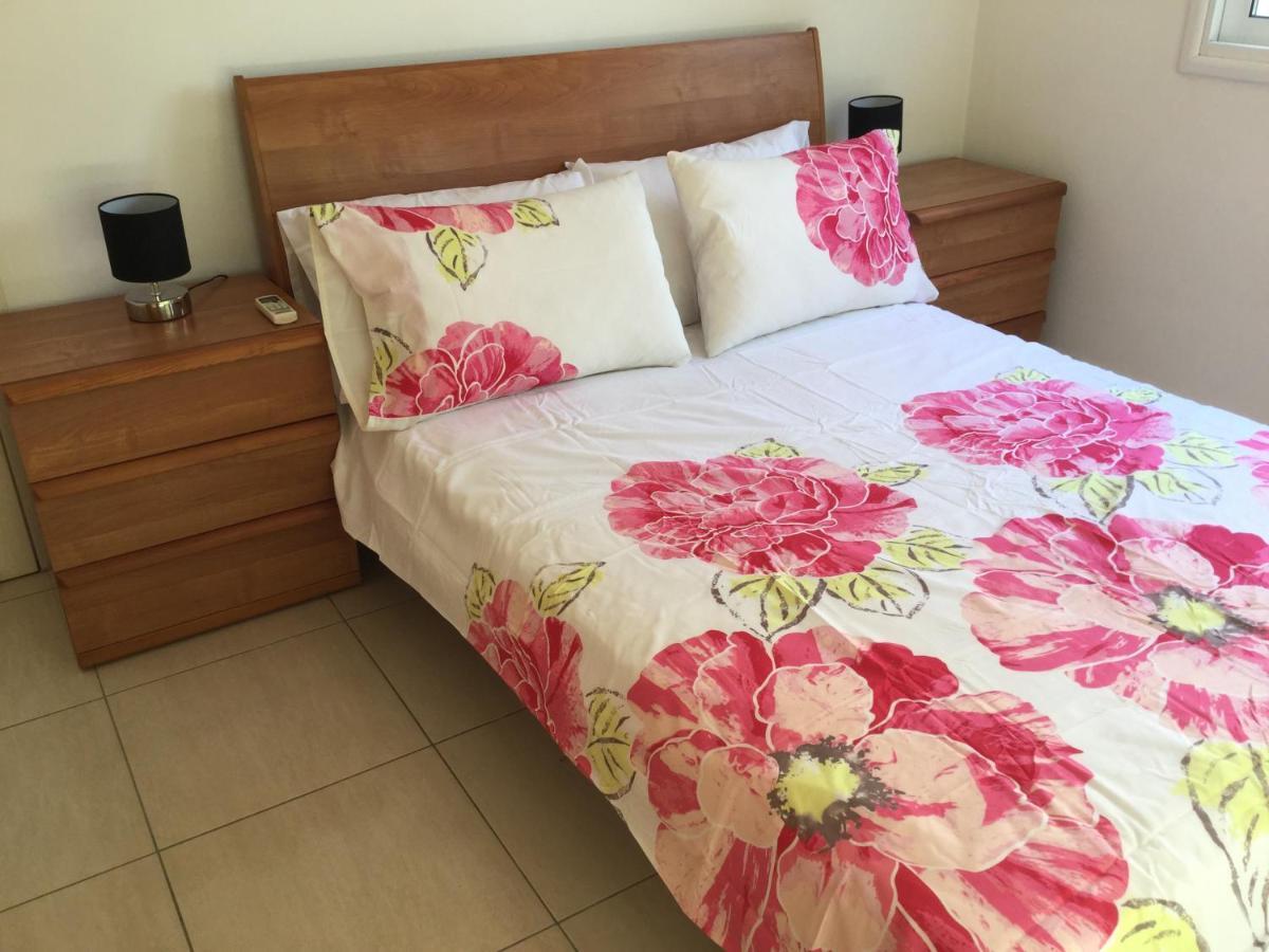 Poolside 2 Bedroom Apt, Paphos Riviera, Universal Area Eksteriør billede