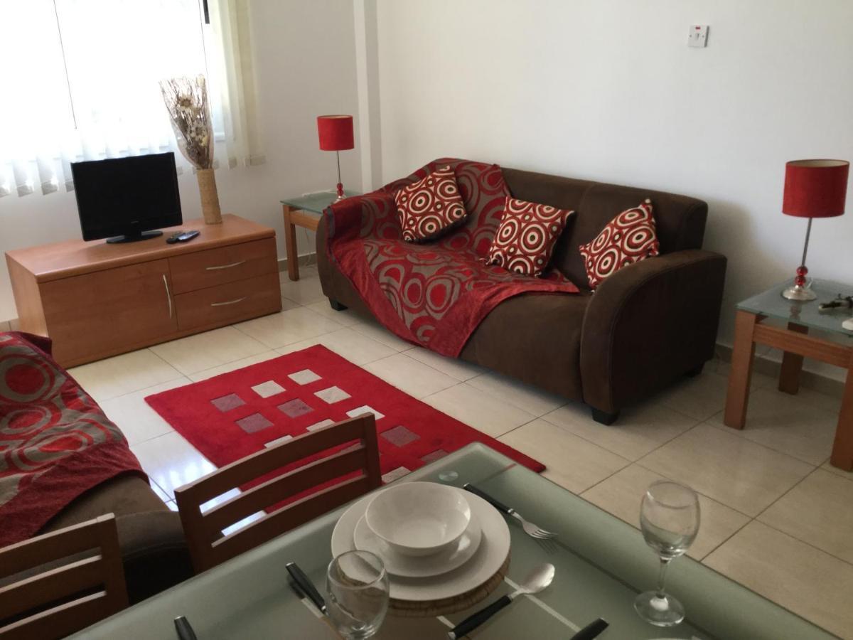 Poolside 2 Bedroom Apt, Paphos Riviera, Universal Area Eksteriør billede