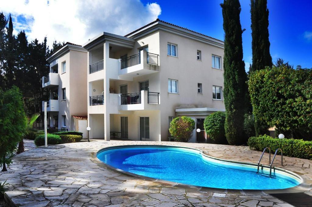 Poolside 2 Bedroom Apt, Paphos Riviera, Universal Area Eksteriør billede